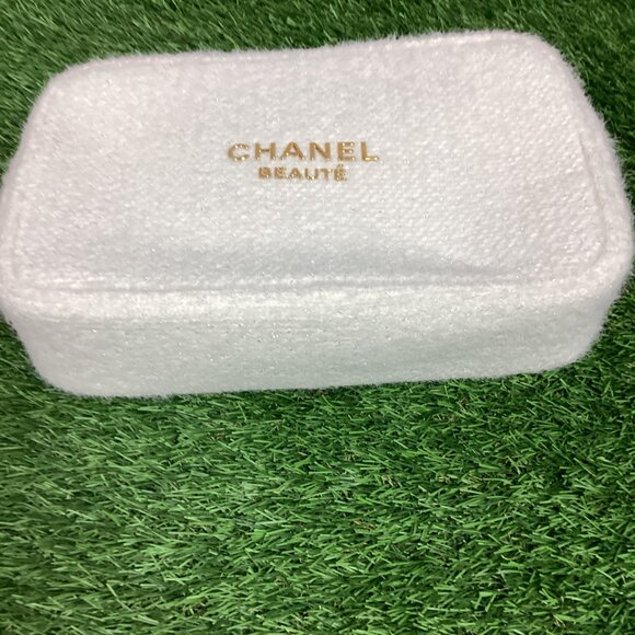 Chanel Holiday Makeup Bag - 2024 Snowflake Zipper - Picture 11 of 16
